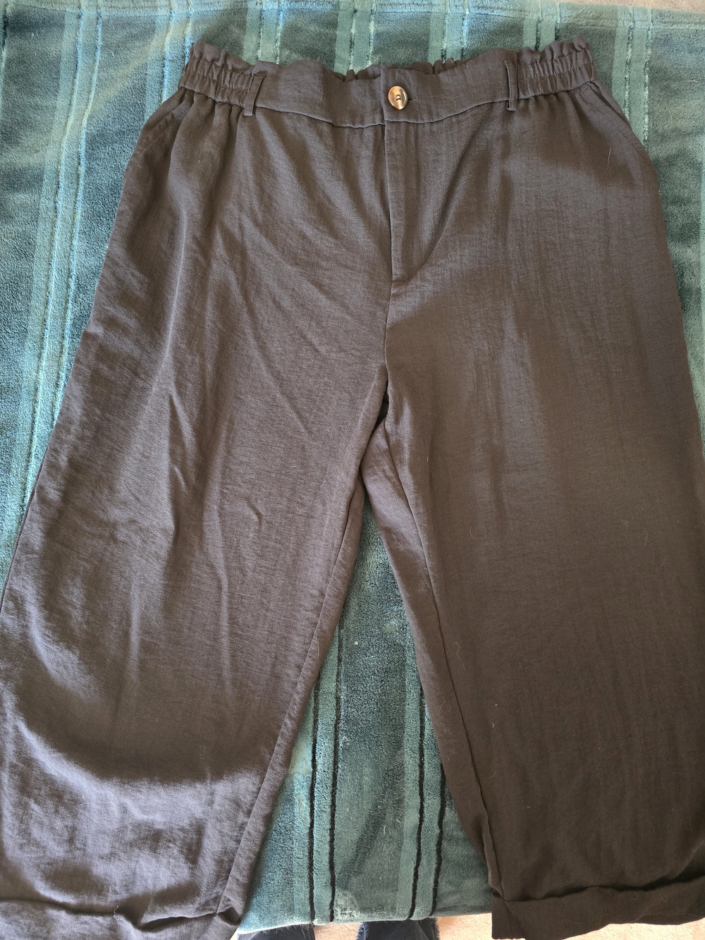 HALARA Woman's Black Elastic Waist Capri's